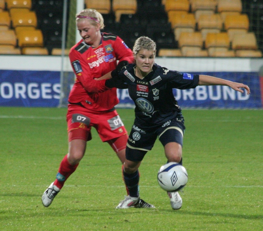 June Tårnes (li.), Andrine Stolsmo Hegerberg