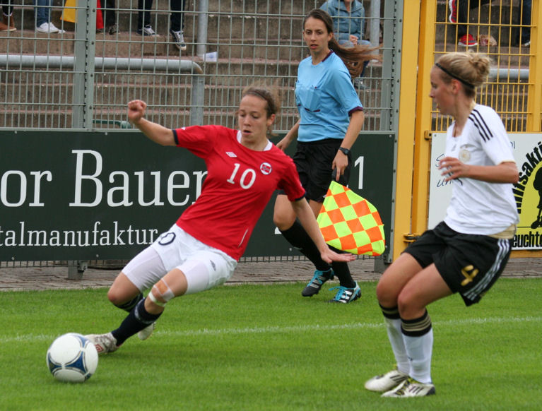 Melissa Bjånesøy (li.) wollte eigentlich flanken, rutschte aber auf dem Boden aus ...