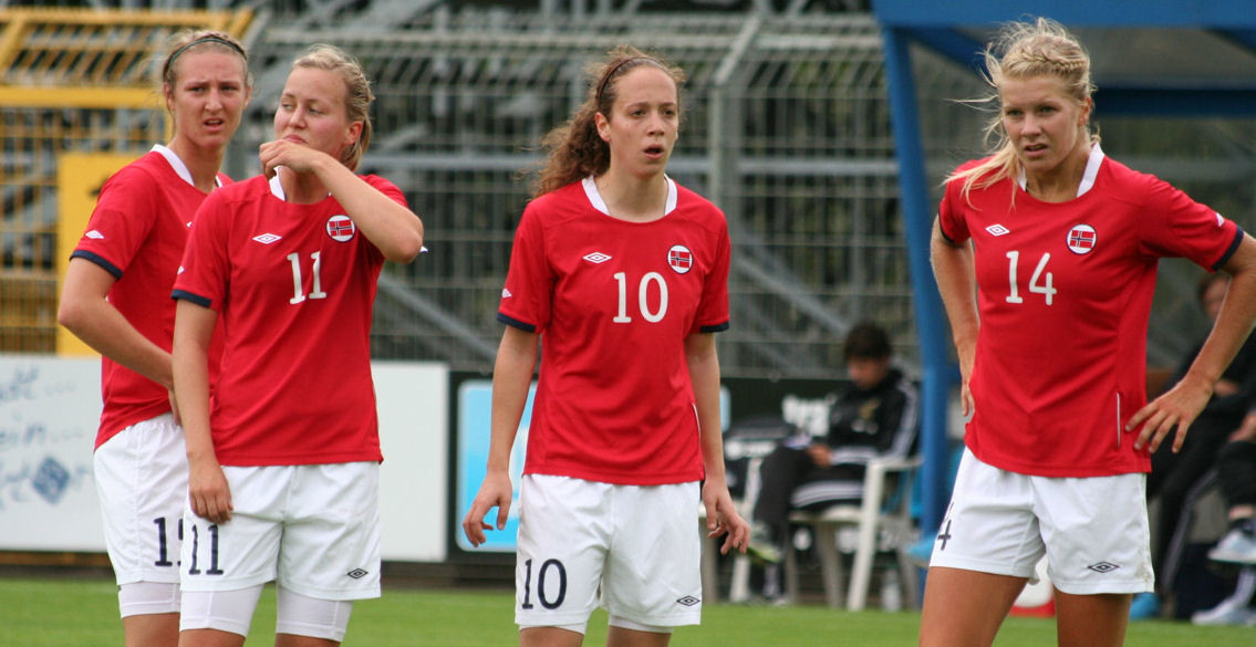 Die müden Norwegerinnen Ida Aardalen (li.), Kristine Hegland, Melissa Bjånesøy, Ada Stolsmo Hegerberg