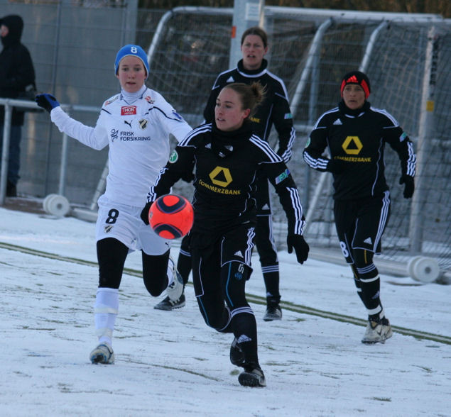 Ida Elise Enget (li.), Gina Lewandowski am Ball