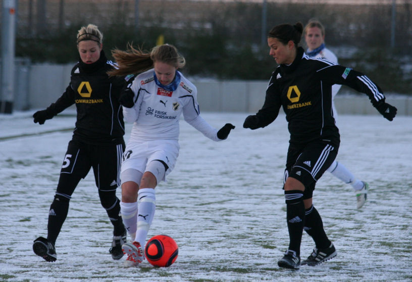 Svenja Huth (li.) und Dzsenifer Marozsán versuchen 16 jährige Dribbelkünstlerin Caroline Graham Hansen zu stoppen ...