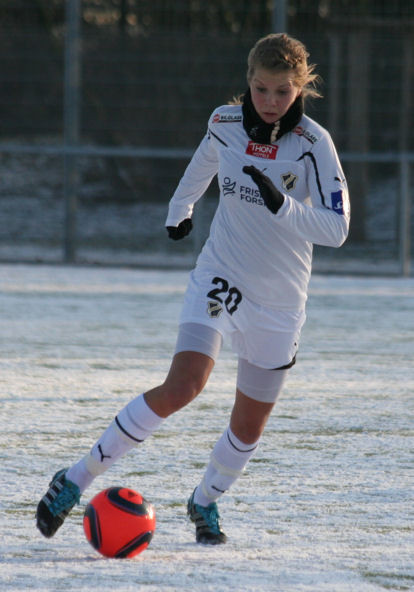 16 jährige Angriffsspielerin Ada Stolsmo Hegerberg, die am vergangenen November die Auszeichnung als beste junge Spielerin der norwegischen Liga erhielt