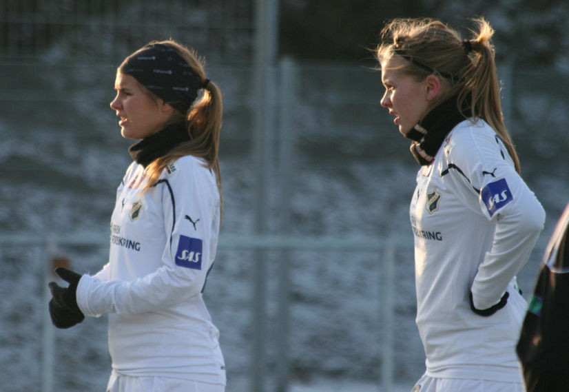 Schwester Andrine und Ana Stolsmo Hegerberg, die nach Weihnachten von Kolbotn IL zum norwegischen Pokalsieger Stabæk FK wechselten