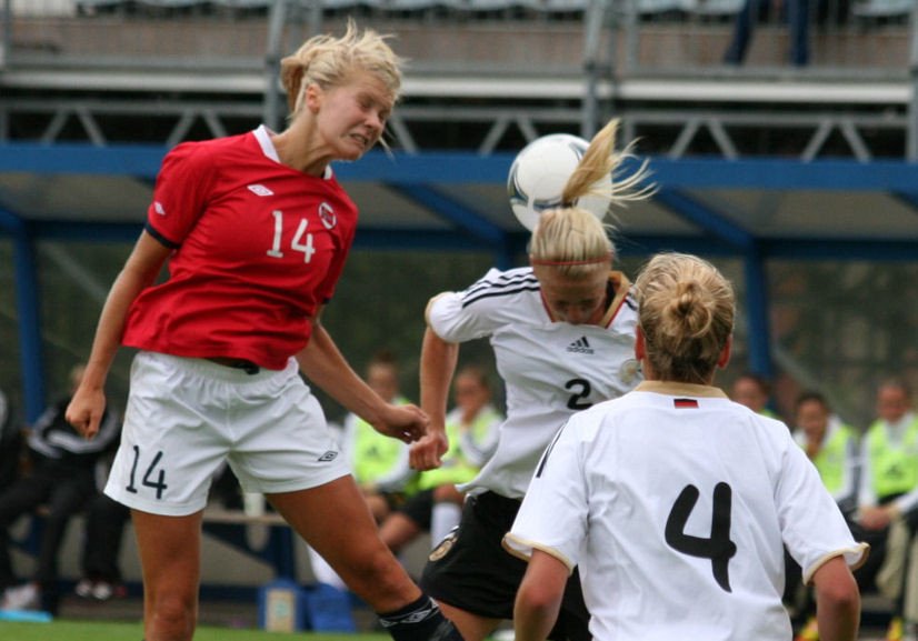 Ada Stolsmo Hegerberg kommt zum Kopfball, aber der Ball geht doch deutlich vorbei.