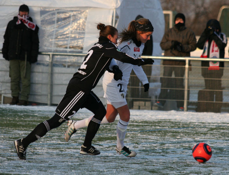 Gina Lewandowski (li.), Andrine Stolsmo Hegerberg