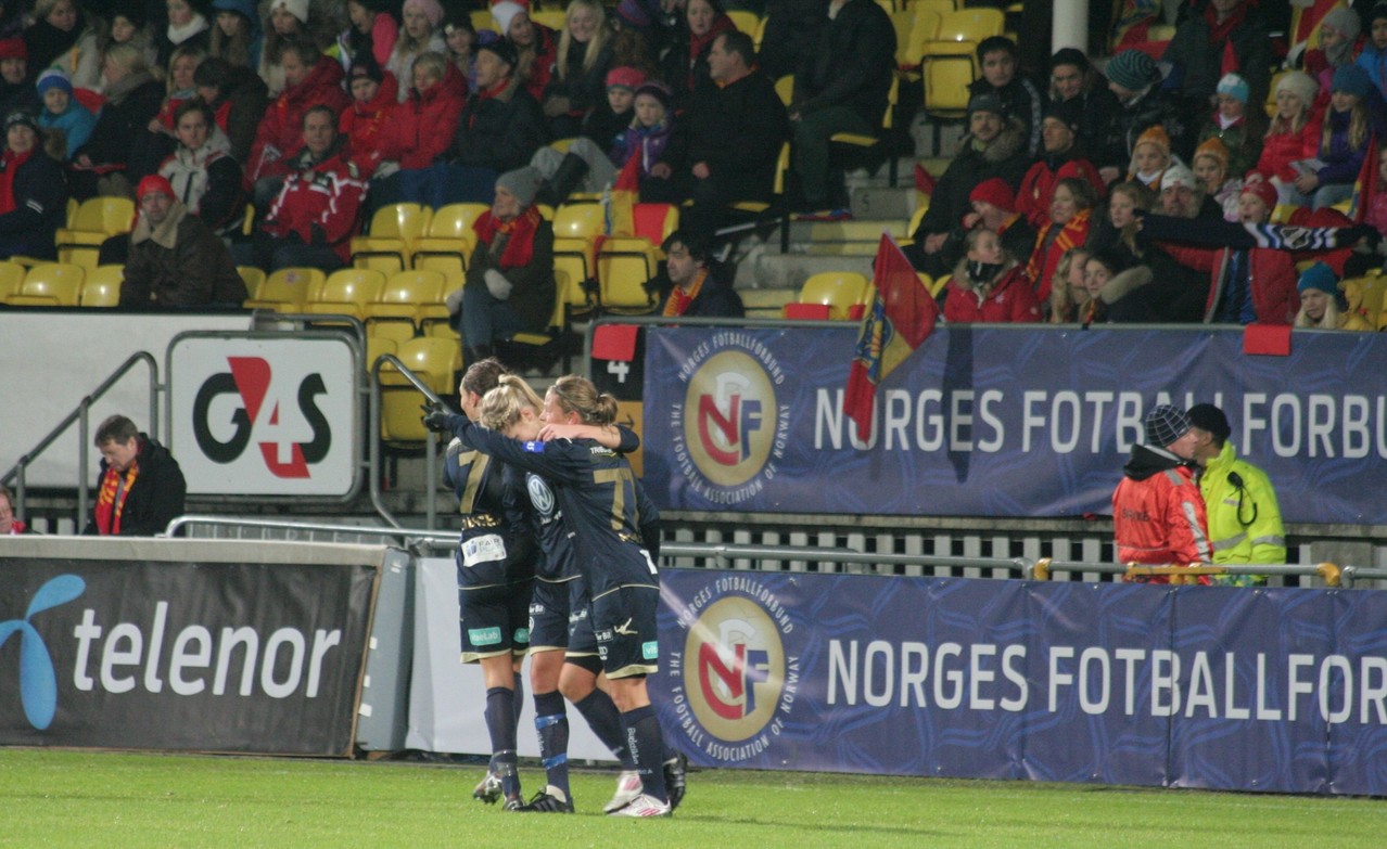 Domi Stabk jubelt nach dem 1-0 für Stabæk durch Ada Stolsmo Hegerberg