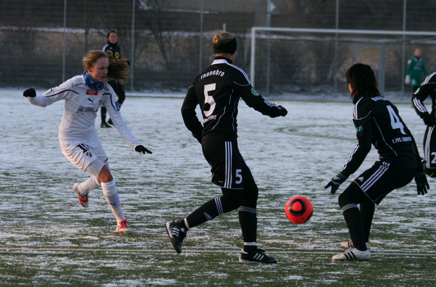 Caroline Graham Hansen (li.), Sara Thunebro (Rn.5), Saki Kumagai