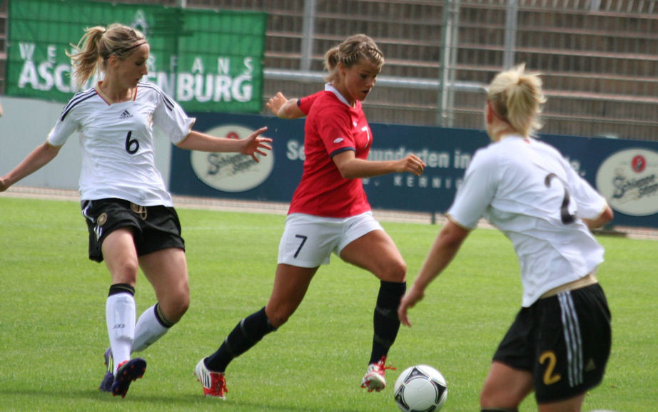 Clara Schöne, Andrine Stolsmo Hegerberg (am Ball)