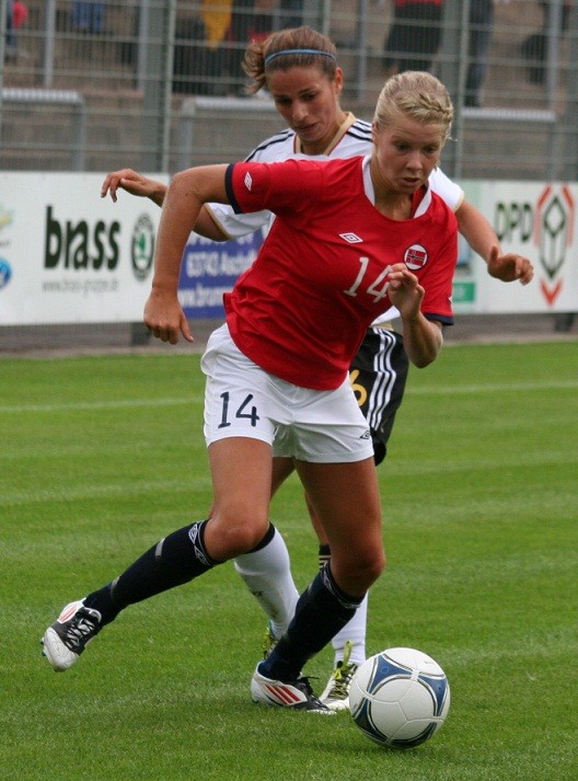 Die 17-jährige Ada Stolsmo Hegerberg ist eine der auffälligsten Spielerinnen in der Toppserien. Vor Weihnachten erhielt die Angriffsspielerin eine Auszeichnung der besten jungen Spielerin (Toppserien-Saison 2011).