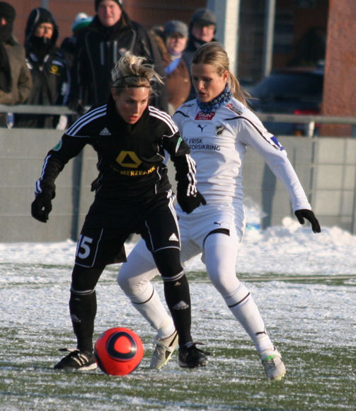 Svenja Huth am Ball, Melissa Wiik