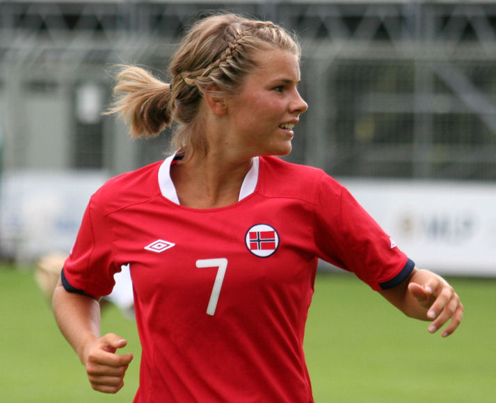 Andrine Stolsmo Hegerberg schoss vor der Strafraumgrenze, aber die gegnerische Keeperin parierte den Ball zur Ecke.