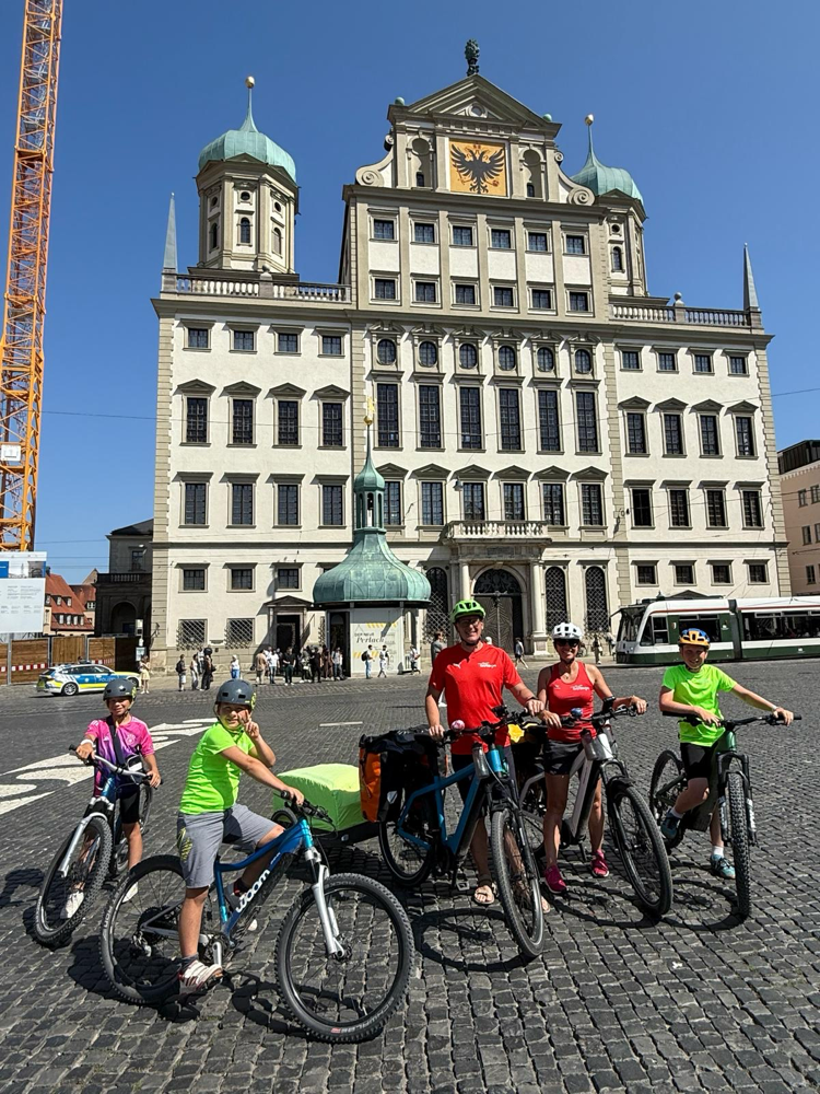 Augsburg ist ebenfalls sehr sehenswert und eine ganz schicke Stadt! Hier haben wir heute bei einem Stand von 50 km Mittag gemacht! 