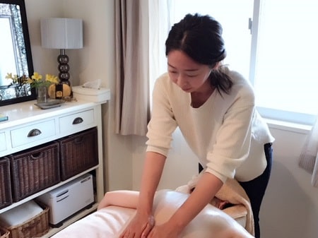 東京リラックセーションアカデミー【リンパオイルトリートメント施術写真】リンパケアリストコース受講生