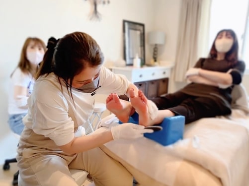 東京リラックセーションアカデミー【角質フットケア施術写真】角質フットケア講習受講生