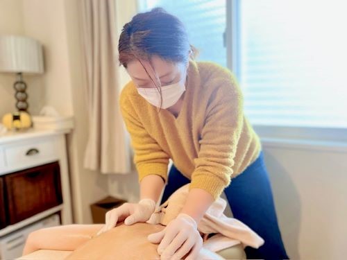 東京リラックセーションアカデミー【リンパオイルトリートメント施術写真】リンパケアリストコース受講生