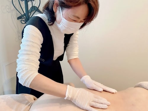 東京リラックセーションアカデミー【リンパオイルトリートメント施術写真】リンパケアリストコース受講生