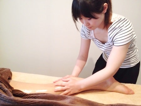 東京リラックセーションアカデミー【リンパオイルトリートメント施術写真】リンパケアリストコース受講生