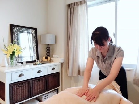 東京リラックセーションアカデミー【リンパオイルトリートメント施術写真】ボディセラピストコース　受講生