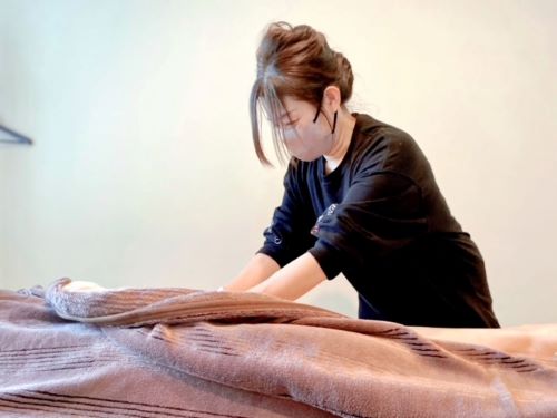 東京リラックセーションアカデミー【リンパオイルトリートメント施術写真】全身リンパオイルトリートメントコース受講生