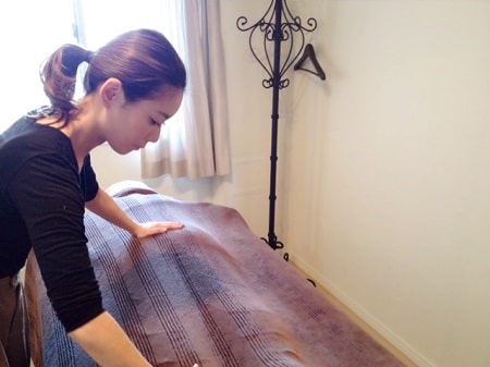 東京リラックセーションアカデミー【整体の施術写真】リンパセラピストコース受講生