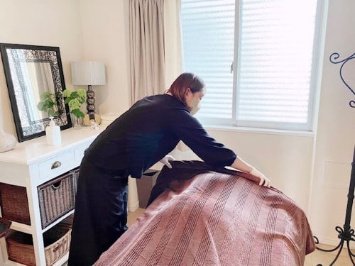 東京リラックセーションアカデミー【リンパオイルトリートメント施術写真】リンパケアリストコース受講生