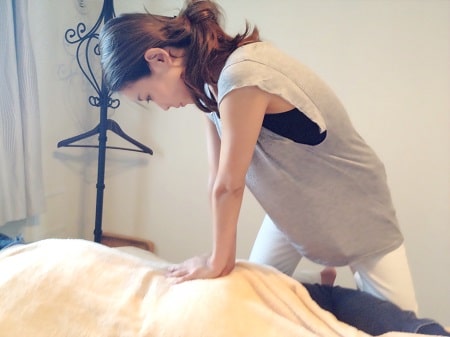 東京リラックセーションアカデミー【整体の施術写真】リンパセラピストコース受講生