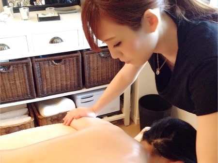 東京リラックセーションアカデミー【リンパオイルトリートメント施術写真】リンパケアリストコース受講生