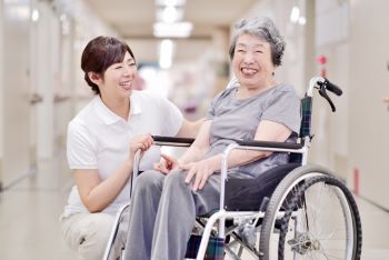 訪問介護・デイサービスなどの介護施設で活かせるマッサージ講座案内です