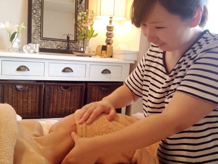 東京リラックセーションアカデミー東京リラックセーションアカデミー【リンパオイルトリートメント施術写真】全身リンパオイルトリートメントコース　佐藤さん