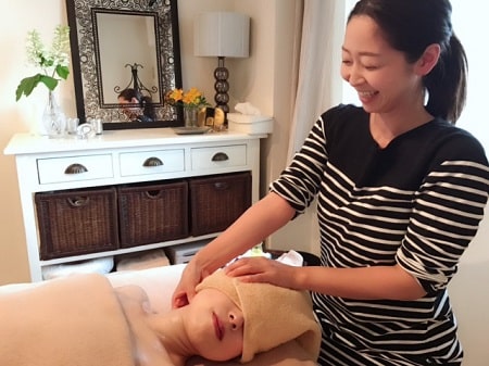 東京リラックセーションアカデミー【リンパオイルトリートメント施術写真】リンパケアリストコース受講生