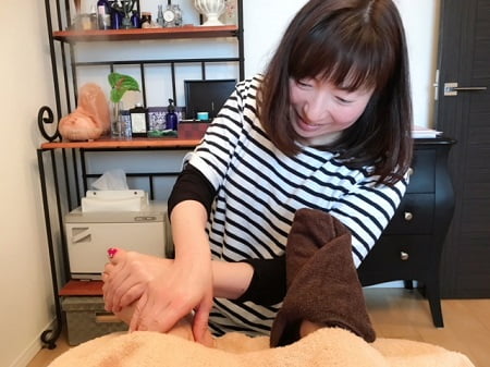 東京リラックセーションアカデミー【リフレの施術写真】ボディセラピストコース受講生