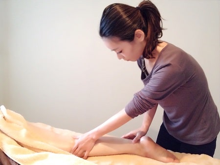 東京リラックセーションアカデミー【リンパオイルトリートメント施術写真】リンパセラピストコース受講生