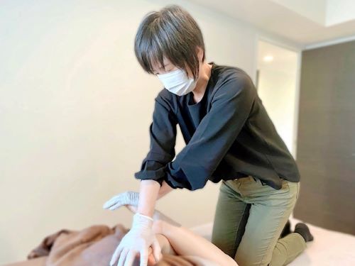 東京リラックセーションアカデミーボディセラピストコース在校生【リンパオイルトリートメントの施術写真】