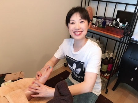 東京リラックセーションアカデミー【リフレの施術写真】ボディセラピストコース受講生