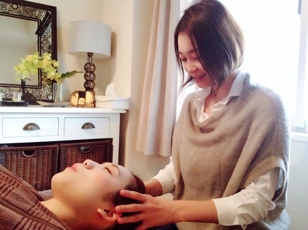 東京リラックセーションアカデミー【リンパオイルトリートメント施術写真】ボディセラピストコース受講生