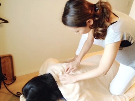 東京リラックセーションアカデミー【整体の施術写真】リンパセラピストコース　受講生