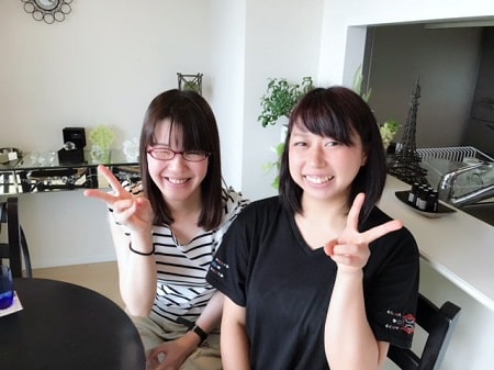 ボディセラピストコース卒業生桑名さんとボディセラピストコース在校生仲田さんの記念写真