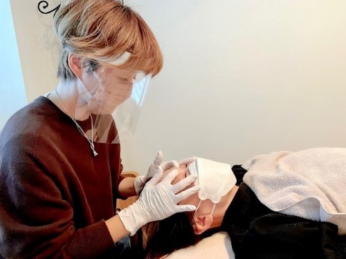 東京リラックセーションアカデミー寝て行うタイプのドライヘッドヘッドマッサージが習得できる《目の疲れ20分コースが学べる講習》受講生