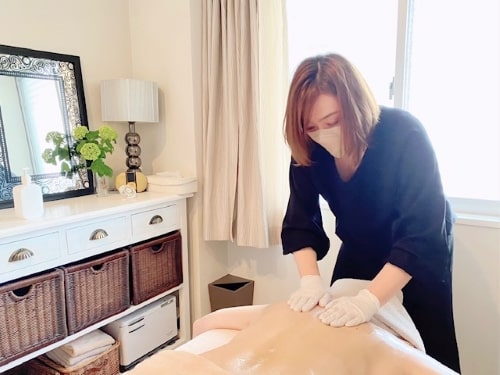 東京リラックセーションアカデミー【リンパオイルトリートメント施術写真】リンパケアリストコース受講生