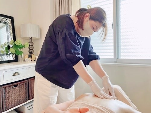 東京リラックセーションアカデミー【リンパオイルトリートメント施術写真】リンパケアリストコース受講生