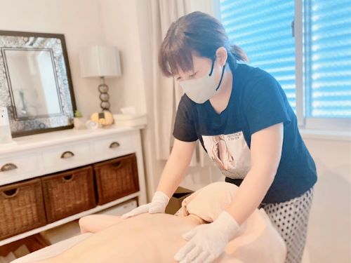 東京リラックセーションアカデミー【リンパオイルトリートメント施術写真】リンパケアリストコース受講生