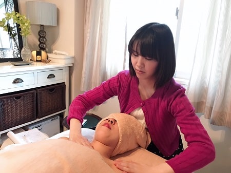 東京リラックセーションアカデミー【リンパオイルトリートメント施術写真】ボディセラピストコース受講生