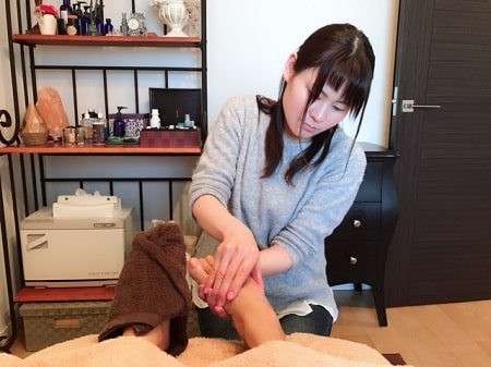 東京リラックセーションアカデミー【リフレの施術写真】ボディケアリストコース受講生