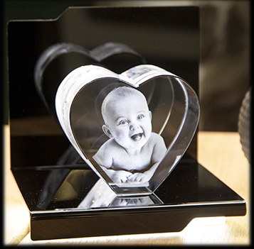 Gravure sur cœur en verre pour la fête des mères - le bébé