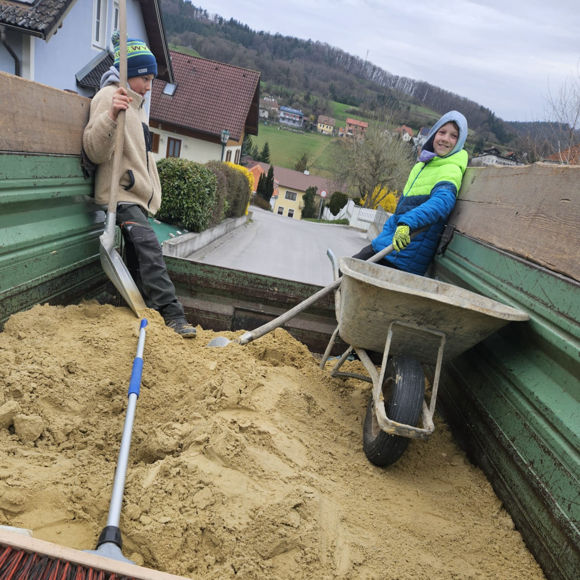 Die Jungs von Schuster helfen beim Sandschaufeln