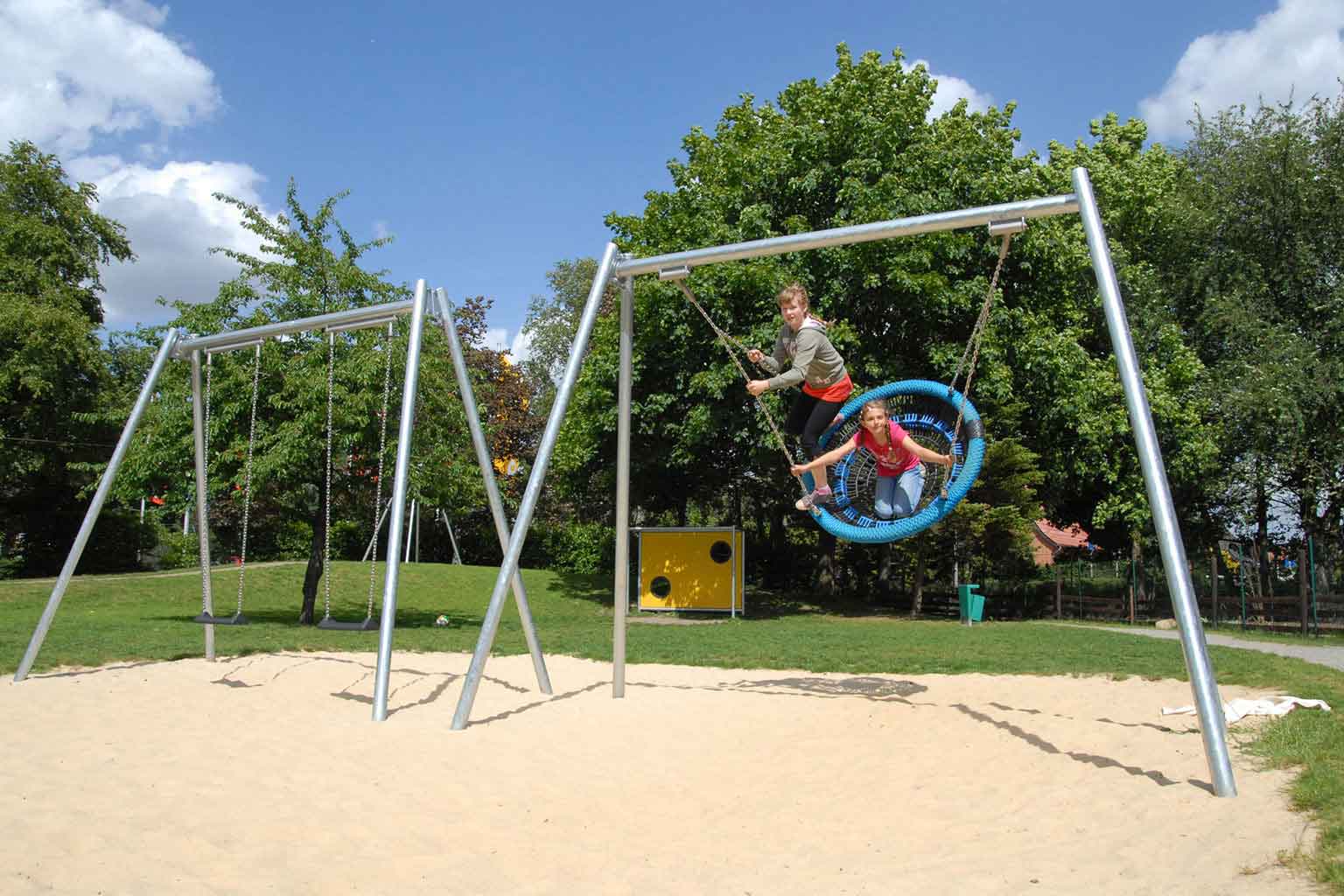 Spielplatzgerate Korbschaukel Dorper Spielplatzgerate