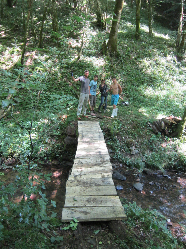 Le pont de bois désormais renforcé! 