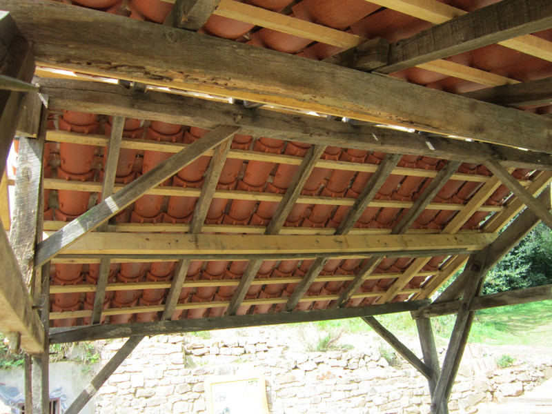 2014: reprise de la couverture du lavoir, pose de tuiles canal