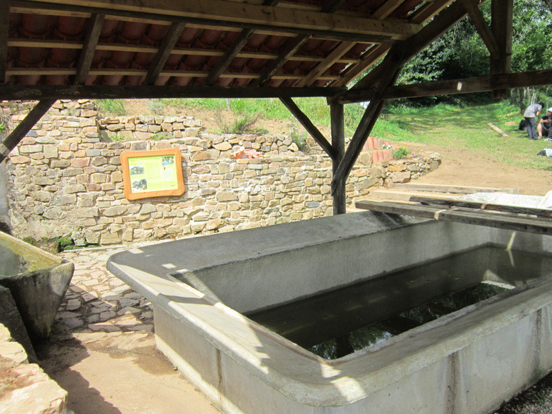 le bassin du lavoir en 2014...on y aperçoit le panneau explicatif lié à la boucle des sentiers retrouvés