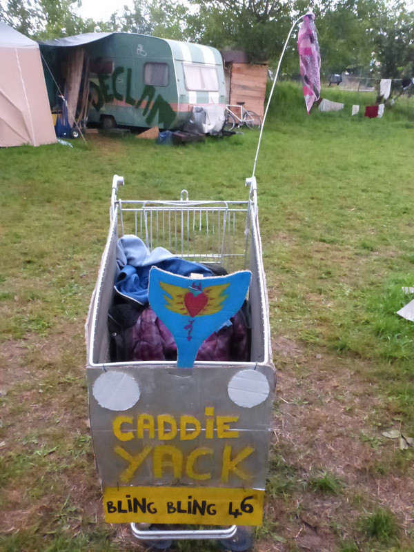 Un seul moyen de transport...notre Caddie Yack! 